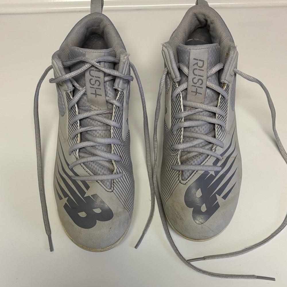 New Balance Boys size 6 gray lacrosse cleat in good condition.